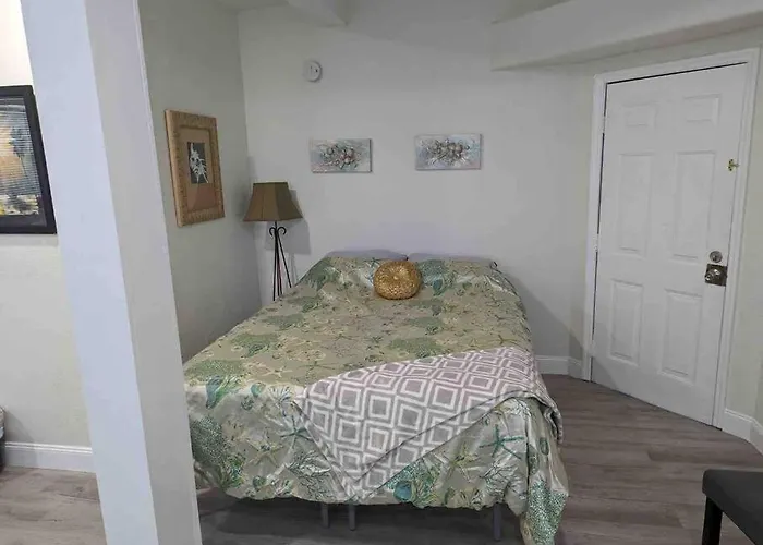 Renovate Large Studio 21-Directly Across Beach