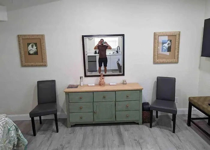 Renovate Large Studio 21-Directly Across Beach